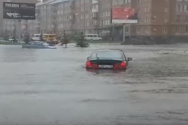 Во Владикавказе проливной дождь парализовал движение транспорта